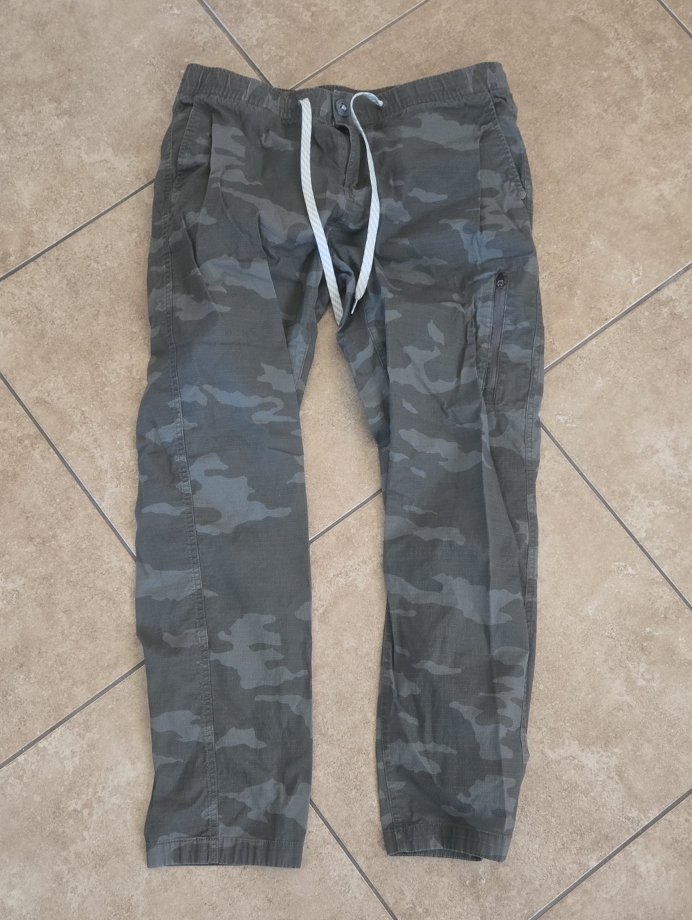 Vuori Men's Gray Camo Cargo Pants